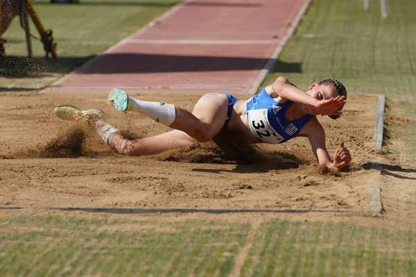 DENIZLI, TURKIYE - 17 Temmuz 2022: Balkan Atletizm Şampiyonası sırasında Denizli Albayrak Atletizm Pisti 'nde uzun atlama