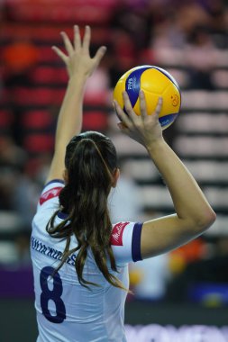 ANTALYA, TURKIYE - 18 Aralık 2022: Julia Kudiess, Antalya Spor Salonu 'nda oynanan Dünya Voleybol Şampiyonası' nda Gerdau Minas - Eczacibasi Dynavit 5VB Dünya Voleybol Şampiyonası karşılaşmasından önce ısındı