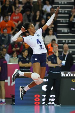 ANTALYA, TURKIYE - 18 ARALIK 2022: Yonkaira Pena, Antalya Spor Salonu 'nda oynanan Dünya Voleybol Şampiyonası' nda Gerdau Minas - Eczacibasi Dynavit 5VB Voleybol Şampiyonası karşılaşmasından önce ısınıyor