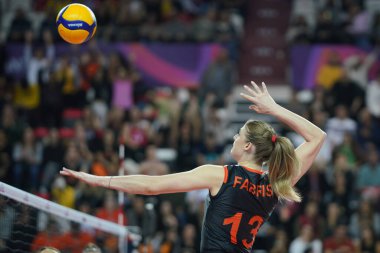 ANTALYA, TURKIYE - 18 Aralık 2022: Samanta Fabris, Antalya Spor Salonu 'nda oynanan Dünya Voleybol Şampiyonası' nda Gerdau Minas - Eczacibasi Dynavit 5VB Voleybol Kadınlar Kulüpler Şampiyonası karşılaşmasından önce ısındı