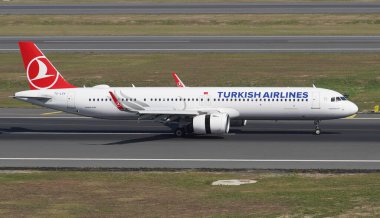 ISTANBUL, TURKIYE - 17 Eylül 2022: Türk Havayolları Airbus A321-271NX (9496) İstanbul Uluslararası Havaalanına indi