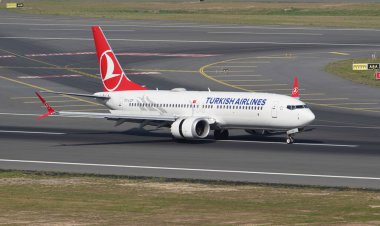 ISTANBUL, TURKIYE - 17 Eylül 2022: Türk Havayolları Boeing 737-8MAX (60058) İstanbul Uluslararası Havaalanına indi