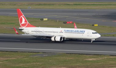 ISTANBUL, TURKIYE - 17 Eylül 2022: Türk Havayolları Boeing 737-9F2ER (40978) İstanbul Uluslararası Havaalanına indi