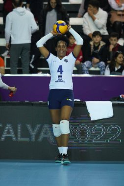 ANTALYA, TURKIYE - 18 ARALIK 2022: Yonkaira Pena, Antalya Spor Salonu 'nda oynanan Dünya Voleybol Şampiyonası' nda Gerdau Minas - Eczacibasi Dynavit 5VB Voleybol Şampiyonası karşılaşmasından önce ısınıyor