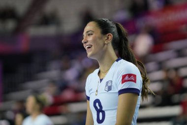 ANTALYA, TURKIYE - 18 Aralık 2022: Julia Kudiess, Antalya Spor Salonu 'nda oynanan Dünya Voleybol Şampiyonası' nda Gerdau Minas - Eczacibasi Dynavit 5VB Dünya Voleybol Şampiyonası karşılaşmasından önce ısındı