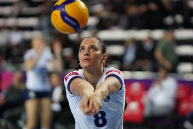 ANTALYA, TURKIYE - 18 Aralık 2022: Julia Kudiess, Antalya Spor Salonu 'nda oynanan Dünya Voleybol Şampiyonası' nda Gerdau Minas - Eczacibasi Dynavit 5VB Dünya Voleybol Şampiyonası karşılaşmasından önce ısındı