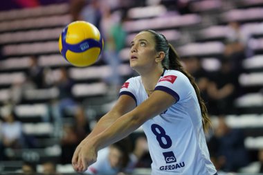 ANTALYA, TURKIYE - 18 Aralık 2022: Julia Kudiess, Antalya Spor Salonu 'nda oynanan Dünya Voleybol Şampiyonası' nda Gerdau Minas - Eczacibasi Dynavit 5VB Dünya Voleybol Şampiyonası karşılaşmasından önce ısındı