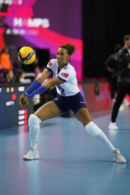 ANTALYA, TURKIYE - 18 Aralık 2022: Priscila Souza, Antalya Spor Salonu 'nda oynanan Dünya Voleybol Şampiyonası' nda Gerdau Minas - Eczacibasi Dynavit 5VB Voleybol Şampiyonası karşılaşmasından önce ısınıyor