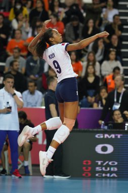 ANTALYA, TURKIYE - 18 Aralık 2022: Kisy Nascimento, Antalya Spor Salonu 'nda oynanan Dünya Voleybol Şampiyonası' nda Gerdau Minas 'a karşı Eczacibasi Dynavit 5VB Voleybol Şampiyonası karşılaşmasından önce ısındı