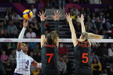 ANTALYA, TURKIYE - 18 Aralık 2022: Hande Baladin ve Laura Heyrman, Antalya Spor Salonu 'nda oynanan Gerdau Minas-Eczacibasi Dynavit Beşli Voleybol Kadınlar Dünya Voleybol Şampiyonası karşılaşmasında