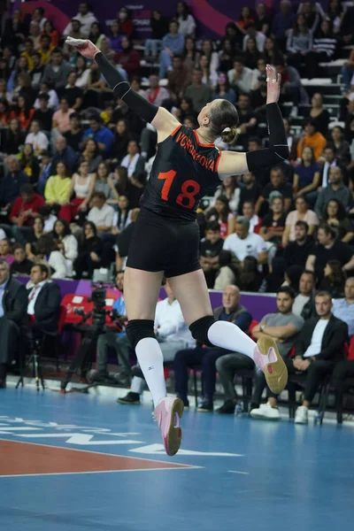 Antalya Turkiye 2022年12月18日 Irina Voronkova在Gerdau Minas对Eczacibasi Dyněfivb排球女子俱乐部在安塔利亚体育馆举行的世界锦标赛中服役 — 图库照片