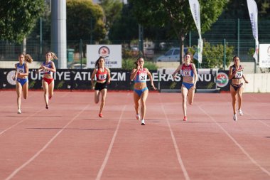 DENIZLI, TURKIYE - 16 Temmuz 2022: Balkan Atletizm Şampiyonası sırasında Denizli Albayrak Atletizm Pisti 'nde 400 metre koşan sporcular