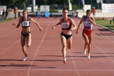 DENIZLI, TURKIYE - 16 Temmuz 2022: Balkan Atletizm Şampiyonası sırasında Denizli Albayrak Atletizm Pisti 'nde 100 metre koşan sporcular