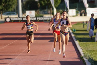 DENIZLI, TURKIYE - 16 Temmuz 2022: Denizli Albayrak Atletizm Pisti 'nde Balkan Atletizm Şampiyonası sırasında koşan sporcular