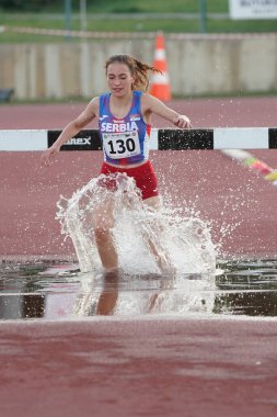 DENIZLI, TURKIYE - 16 Temmuz 2022: Balkan Atletizm Şampiyonası sırasında Denizli Albayrak Atletizm Pisti 'nde 3000 metre engelli koşan tanımlanamayan sporcu