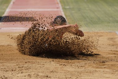 DENIZLI, TURKIYE - 17 Temmuz 2022: Balkan Atletizm Şampiyonası sırasında Denizli Albayrak Atletizm Pisti 'nde uzun atlama