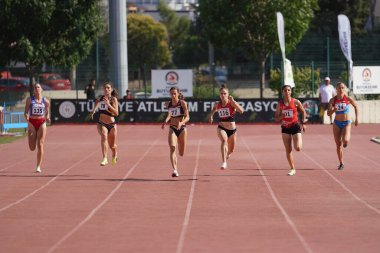 DENIZLI, TURKIYE - 17 Temmuz 2022: Balkan Atletizm Şampiyonası sırasında Denizli Albayrak Atletizm Pisti 'nde 200 metre koşan sporcular
