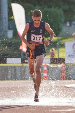 DENIZLI, TURKIYE - 17 Temmuz 2022: Balkan Atletizm Şampiyonası sırasında Denizli Albayrak Atletizm Pisti 'nde 3000 metre engelli koşan tanımlanamayan sporcu