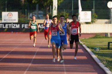 DENIZLI, TURKIYE - 17 Temmuz 2022: Balkan Atletizm Şampiyonası sırasında Denizli Albayrak Atletizm Pisti 'nde 4x400 metre bayrak koşan sporcular