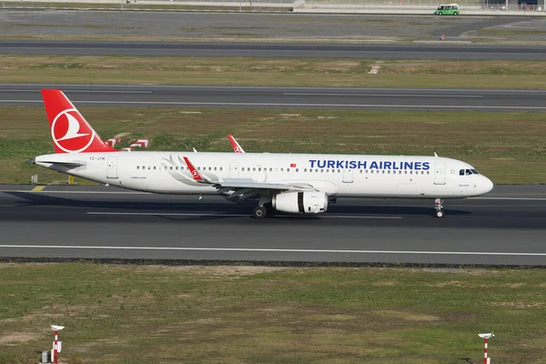 イスタンブール国際空港に到着するトルコ航空エアバスA321 231 7274 — ストック写真