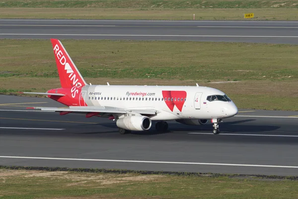 ISTANBUL, TURKIYE - 17 Eylül 2022: Red Wings Airlines Sukhoi 100-95B (95122) İstanbul Uluslararası Havaalanına iniyor