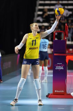 ANTALYA, TURKIYE - 17 Aralık 2022: Isabelle Haak, Antalya Spor Salonu 'nda Imoco Volley Conegliano, Gerdau Minas 5VB Voleybol Kadınlar Dünya Voleybol Şampiyonası karşılaşmasından önce ısınıyor