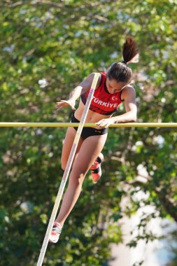 DENIZLI, TURKIYE - 16 Temmuz 2022: Balkan Atletizm Şampiyonası sırasında Denizli Albayrak Atletizm Pisti 'nde tanımlanamayan atlet sırığı atlama