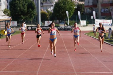 DENIZLI, TURKIYE - 16 Temmuz 2022: Balkan Atletizm Şampiyonası sırasında Denizli Albayrak Atletizm Pisti 'nde 400 metre koşan sporcular