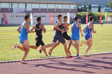 DENIZLI, TURKIYE - 16 Temmuz 2022: Denizli Albayrak Atletizm Pisti 'nde Balkan Atletizm Şampiyonası sırasında koşan sporcular