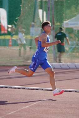 DENIZLI, TURKIYE - 16 Temmuz 2022: Balkan Atletizm Şampiyonası sırasında Denizli Albayrak Atletizm Pisti 'nde koşan tanımlanamayan sporcu