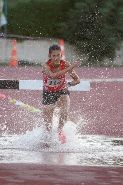 DENIZLI, TURKIYE - 16 Temmuz 2022: Balkan Atletizm Şampiyonası sırasında Denizli Albayrak Atletizm Pisti 'nde 3000 metre engelli koşan tanımlanamayan sporcu