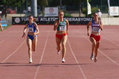 DENIZLI, TURKIYE - 17 Temmuz 2022: Balkan Atletizm Şampiyonası sırasında Denizli Albayrak Atletizm Pisti 'nde 200 metre koşan sporcular