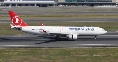 ISTANBUL, TURKIYE - 17 Eylül 2022: Türk Havayolları Airbus A330-223 (869) İstanbul Uluslararası Havaalanına indi