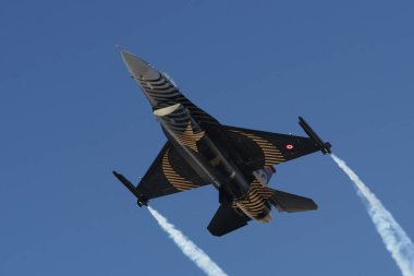 ESKISEHIR, TURKIYE - 18 Eylül 2022: Türk Hava Kuvvetleri Generali Dinamik F-16C Fighting Falcon (4R-23) Sivrihisar SHG Hava Gösterisi
