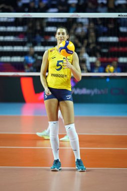 ANTALYA, TURKIYE - 17 Aralık 2022: Robin De Kruijf, Antalya Spor Salonu 'nda oynanan Dünya Voleybol Şampiyonası' nda Imoco Volley Conegliano 'ya karşı Gerdau Minas FiVB Voleybol Şampiyonası karşılaşmasından önce ısınıyor