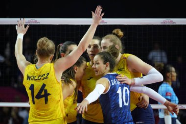 ANTALYA, TURKIYE - 17 Aralık 2022: Imoco Volley Conegliano oyuncuları Gerdau Minas 5VB Voleybol Kadınlar Kulübü Dünya Şampiyonası maçında skor puanını kutluyorlar