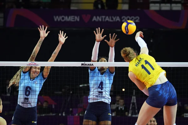 ANTALYA, TURKIYE - 17 Aralık 2022: Thaisa Menezes ve Yonkaira Pena Imoco Volley Conegliano 'nun Gerdau Minas' a karşı oynadığı Dünya Voleybol Şampiyonası 'nda