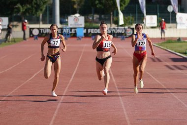DENIZLI, TURKIYE - 16 Temmuz 2022: Balkan Atletizm Şampiyonası sırasında Denizli Albayrak Atletizm Pisti 'nde 100 metre koşan sporcular