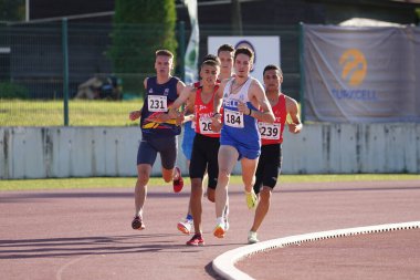 DENIZLI, TURKIYE - 16 Temmuz 2022: Denizli Albayrak Atletizm Pisti 'nde Balkan Atletizm Şampiyonası sırasında koşan sporcular