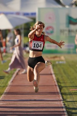 DENIZLI, TURKIYE - 16 Temmuz 2022: Denizli Albayrak Atletizm Pisti 'nde Balkan Atletizm Şampiyonası sırasında tanımlanamayan üçlü atlama