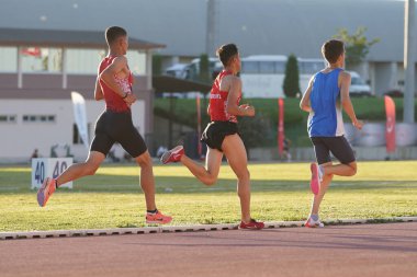 DENIZLI, TURKIYE - 16 Temmuz 2022: Denizli Albayrak Atletizm Pisti 'nde Balkan Atletizm Şampiyonası sırasında koşan sporcular