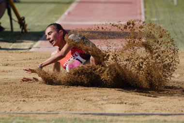 DENIZLI, TURKIYE - 17 Temmuz 2022: Balkan Atletizm Şampiyonası sırasında Denizli Albayrak Atletizm Pisti 'nde uzun atlama