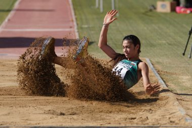 DENIZLI, TURKIYE - 17 Temmuz 2022: Balkan Atletizm Şampiyonası sırasında Denizli Albayrak Atletizm Pisti 'nde uzun atlama