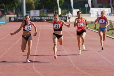 DENIZLI, TURKIYE - 17 Temmuz 2022: Balkan Atletizm Şampiyonası sırasında Denizli Albayrak Atletizm Pisti 'nde 200 metre koşan sporcular