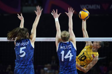 ANTALYA, TURKIYE - 18 Aralık 2022: Robin De Kruijf ve Joanna Wolosz Imoco Volley Conegliano - Vakıfbank Beşli Voleybol Kadınlar Kulübü Dünya Şampiyonası Finali karşılaşmasında