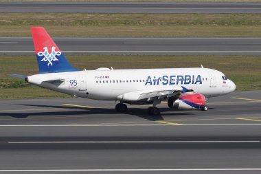 İSTANBUL, TURKIYE - 17 Eylül 2022: Air Serbia Airbus A319-132 (2277) İstanbul Uluslararası Havaalanına indi