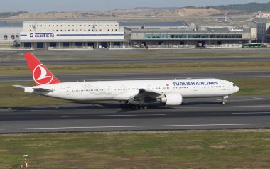 ISTANBUL, TURKIYE - 17 Eylül 2022: Türk Hava Yolları Boeing 777-3F2ER (44127) İstanbul Uluslararası Havaalanına indi