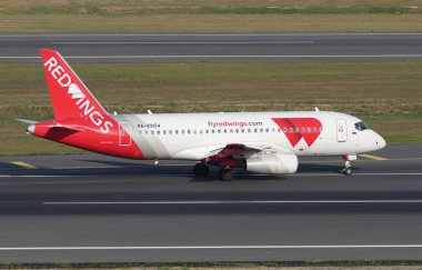 ISTANBUL, TURKIYE - 17 Eylül 2022: Red Wings Airlines Sukhoi 100-95B (95122) İstanbul Uluslararası Havaalanına iniyor