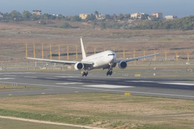 ISTANBUL, TURKIYE - 17 Eylül 2022: Alexandria Airlines Boeing 777-31H (29067) İstanbul Uluslararası Havaalanına iniş