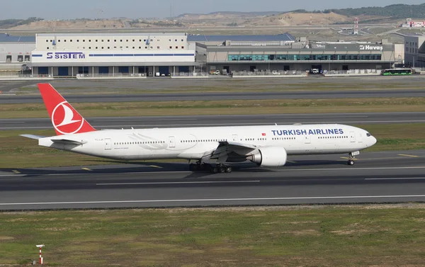 イスタンブール トルコの航空機ボーイング77 3F2Er 44127 イスタンブール国際空港に着陸 — ストック写真